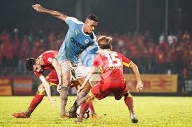 Anawin jujeen (red) of pj city fc tackled by melaka's saiful ridzuwan selamat during their match at hang jebat stadium. Pj City Fc Postings Padangbolasepak