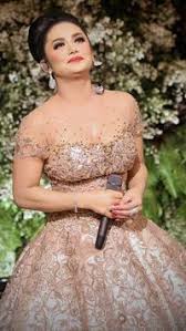 Gaya hidup menjadi upaya untuk membuat diri menjadi eksis dengan cara tertentu dan berbeda dari kelompok lain. Gaunnya Lebih Megah Dari Pengantin Gaya Krisdayanti Jadi Kontroversi