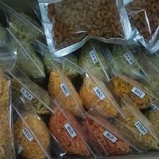 Lumpia semarang biasanya berisi rebung atau daging yang telah dibumbui. Jualan Cemilan Home Facebook