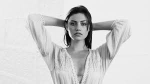 Phoebe tonkin is a model and actress from australia who is best known for her roles in h2o: Phoebe Tonkin Bakgrund And Bakgrund 1366x768