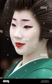 Geisha in traditional make-up and wearing a kimono in the Gion district of  Kyoto, Japan Stock Photo - Alamy