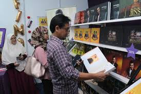 Penyertaan malaysia sebagai negara tetamu kehormat di pesta buku antarabangsa riyadh 2017 membuka lembaran baharu kerjasama dengan kerajaan arab saudi. Pesta Buku Antarabangsa Kuala Lumpur 2018 Pbakl2018 Melabuhkan Tirai Finas