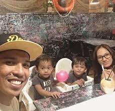 Isteri kepada pelawak dan pengacara fad bocey, syaheera rahman, pada khamis telah memuat naik foto anak kepada allahyarham abam, hamzah bersama anggota bocey. Isteri Fad Bocey Dedahkan Sajian Pantang Berkhasiat Bantu Pulihkan Diri Selepas Berpantang Pa Ma