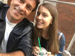 A família carreira anunciou há uma semana atrás, a criação da associação sara carreira, uma homenagem à jovem cantora, que faleceu prematuramente num trágico acidente de viação. Sara Carreira Ivo Lucas Fora Da Associacao Em Nome Da Cantora Para Ajudar Criancas E Jovens
