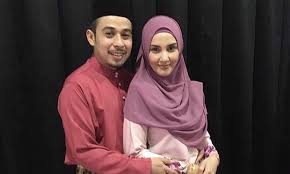 Status rumah tangga pelakon, fiza halim menjadi persoalan apabila dia dilihat bergambar 'mesra' dengan rakan iaitu pelawak terkenal, saiful apek. Tak Mahu Tanggungjawab Di Rumah Terabai Fiza Halim Tolak Tawaran Berlakon