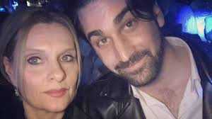 Berényi zoltán eltitkolt fia, harmath árpád nevelt fia, szonja, ákos és bandi féltestvére, berényi attila volt ügyfele. Pesak Adam Nlc