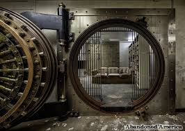 This Abandoned Bank Vault Was Turned Into A Library Filled With Books And Spots To Read Them And Then Abandoned Again Banks Vault Abandoned Abandoned Library