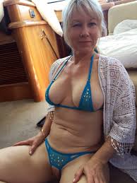 Busty mature in lingerie - GrannyNudePics.com