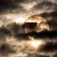 Eine sonnenfinsternis entsteht, wenn erde, mond und sonne exakt auf einer linie im weltraum stehen, und der mond einen schatten auf die erde wirft. Partielle Sonnenfinsternis Himmelsspektakel Uber Deutschland Der Spiegel