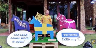 Ikea adalah pemasok meubel dan perkakas terbesar di dunia, dengan 331 toko yang dimiliki sendiri maupun warlaba dan tersebar di 41 negara, yang merentang perusahaan ini memberikan pengaruh besar terhadap cara kita hidup, tak peduli apa budaya, kelas, atau agama kita. Kalau Anda Malas Untuk Memandu Ke Ikea Mereka Akan Datang Kepada Anda Soyacincau Com