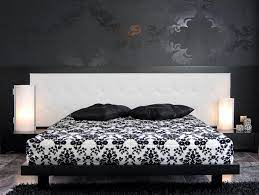 Zahlreiche dinge müssen im kleinen raum platz finden. Schwarzes Schlafzimmer
