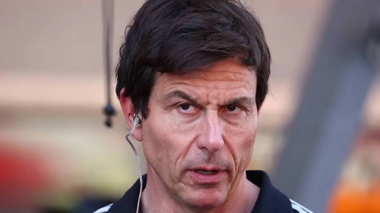 Toto Wolff is boos op de oneerlijke werkwijze van Max Verstappen in de  Formule 1 | GP33