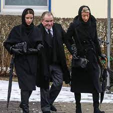 Fritz wepper suchte den sarg mit schwarzem lack aus. Fritz Wepper Der Schwere Abschied Von Seiner Frau Angela Gala De