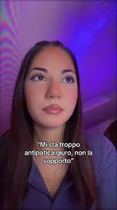 Ragazza Antipatica: Perché Resti Sua Amica?