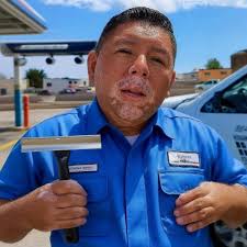 Joven abogado muy desesperado, busca trabajo como guardaespaldas de mujeres  □Fue oficial de policía como garantía de eficiencia, dice Joven en  situación desesperada se dedica a limpiar parabrisas en las calles de