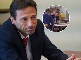 Escracharon a Marcelo Moretti: una hincha de San Lorenzo lo enfrentó tras  su pedido de licencia