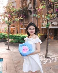 Resmi putus, kini indy fokus melanjutkan karier sebagai selebgram dan youtuber. 10 Pesona Selebgram Indrayani Rusady Yang Dandan Ala Annabelle