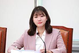 서울=뉴시스 문재인 대통령은 21일 정무비서관에 김한규(왼쪽) 김앤장법률사무소 변호사, 청년비서관에 박성민(가운데) 전 더불어민주당 최고위원, 교육비서관에 이승복 교육부 교육안전정보국장을 내정했다. èˆ‡ 24ì„¸ ìµœê³ ìœ„ì› ë°•ì„±ë¯¼ ê°œê°•í•˜ì§€ë§Œ í•  ì¼ì€ í•´ì•¼ì£  ì„œìš¸ì‹ ë¬¸