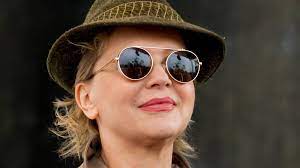 Eszenyi egyik szeme sír, a másik nevet. Eszenyi Eniko Orokbefogadott Lanya Nlc Hu