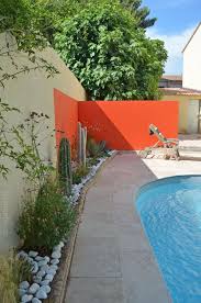piscine et mur rouge lejardindeclaire amenagement jardin salon de jardin exterieur jardin maison