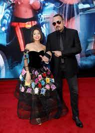 Es reconocida por su precoz talento para el canto y por ser hija de pepe aguilar y nieta de flor silvestre y antonio aguilar, reconocidas figuras de la música regional mexicana. Angela Aguilar On Appreciating Her Mexican Roots Continuing Her Family S Musical Legacy Exclusive Entertainment Tonight