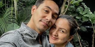 15 Tahun Usia Pernikahan, Ini 5 Potret Donna Agnesia dan Darius yang Makin  Romantis