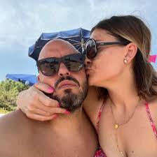 Ragazze buongiorno aiutatemi a trattare questo pavimento uso al momento il  rotomop ,ho provato altri tipi di mop ma il pavimento resta sempre con  aloni,come posso fare per renderlo lucente senza aloni