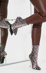 La bottine femme à la page des dernières tendance de ce printemps été 2020 plissée à talon fin sertie. Bottines Serpent Marron A Talon Fin En Metal Prettylittlething Fr