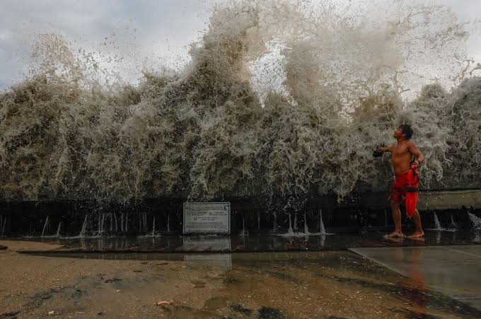 Intense heat and oppressive humidity approach Southern California as dangerous surf from Tropical Storm Marie lingers; rip currents and high tides persist through Tuesday