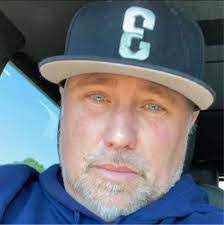 Kelly Warren's Instagram, Twitter & Facebook