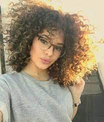 Curly Hair Girl Dark Hair Girls Glasses Girl Heroine Inspiration Writing Inspiration Cabelo Penteados Cabelo Cacheado