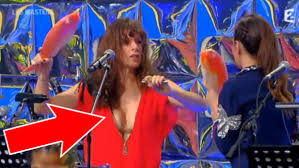 Ce jeudi 21 novembre, la choriste magali ripoll a décidé de bousculer le train train quotidien de l'émission n'oubliez pas les paroles en se lançant dans un twerk endiablé. N Oubliez Pas Les Paroles La Choriste De L Emission Perd Sa Robe Et Devoile Sa Poitrine