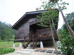 Negeri ini mempunyai sejarah yang panjang sejak nama tiang dua belas didapat berdasarkan 12 batang tiang yang terdapat pada ruangan rumah ibu, yaitu 6 tiang serambi dan 6 tiang panjang.rumah ini. Rumah Besar Tiang Sebatang Dalam Kubur Terbaring Seorang 9