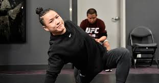 Битва взглядов и слова перед боем / ufc 261 (видео). Namajunas Zhang Hopefully We Will Be Friends After The Ufc261 Battle Mma Sports Jioforme