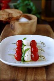 Brochettes Aperitives Avec Tomates Cerises Des Brochettes Aperitives A Grignoter Tout L Ete Elle A Table Recettes De Cuisine Brochettes Aperitives Tomates Cerises