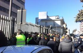 Invia messaggio a banca agricola popolare di ragusa: I Gilet Gialli Degli Azionisti Bapr La Protesta Nella Sede Di Viale Europa Ztl Le Notizie Della Provincia Di Ragusa
