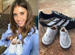 Wo die schwangere cathy hummels zurzeit auftaucht, steht sie im mittelpunkt des blitzlichtgewitters. Cathy Hummels Und Mats Hummels Zeigen Ihr Baby Starzip