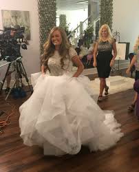 Kendra Finding Her Perfect Wedding Dress For Her Special Day As Married Joseph Duggar Duggar Wedding Wedding Dresses Elegant Wedding Gowns