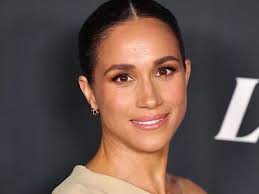 Meghan Markle założyła spodnie cygaretki, a nam opadły szczęki z wrażenia.  Ten model kochała sama Audrey Hepburn