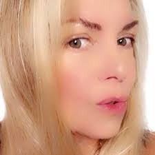 Araxee Ross's Instagram, Twitter & Facebook