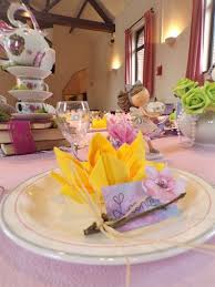 Céline, sa maman, nous a demandé de ne pas tomber dans la caricature du conte et de reprendre quelques éléments. Decoration De Bapteme Theme Alice Au Pays Des Merveilles Creations Personnalisees Douce Fantaisie