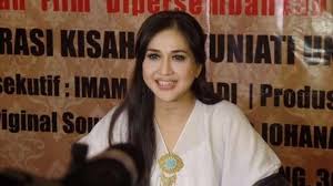 Rusady has worked as a model and singer, as well as an actress in films and soap operas. 10 Artis Berdarah Bugis Ini Bikin Cowok Susah Berpaling Matamata Com