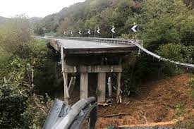 La bordul autocarului erau 23 de persoane, membri ai unei asociaţii a foştilor angajaţi ai carabinierilor. Foto Un Pod S A PrÄƒbuÈ™it In Italia Din Cauza Ploilor Abundente Care Au Provocat AlunecÄƒri Masive De Teren