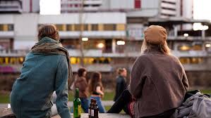 Experte verrät was schädlich ist und was nicht. Jugendschutz 2021 Alkohol Tabak Filme Was Ist Ab Welchem Alter Erlaubt