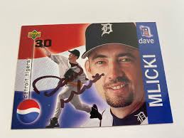 TIGERS TEAM SIGNED BASEBALL CARDS