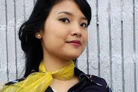 Sari White Shoes: Busana Lungsuran dan Scarf Andalan