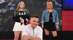 Sol cwirkaluk (13) logró hacer sonrojar a su mamá, karina, la princesita, al aire. La Hija De Karina La Princesita Y El Polaco Se Animo A Cantar En Vivo Y Dejo A Todos Sin Palabras Tn