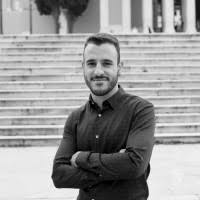 Ευτυχωσ που δεν γεννηθηκα ομορφη. 100 Karakasis Profiles Linkedin
