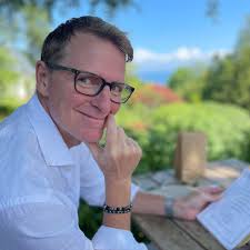 Är det någon av er som ska göra sig av med era gamla plaststolar eller  andra gamla utemöbler? Vi behöver möbler till en odlingslott som inte är  stöldbegärliga.