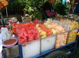 Jangan kupas atau potong sebelum disimpan.lalu simpan buah naga di laci rak kulkas anda. Buah Potong Dalam Plastik
